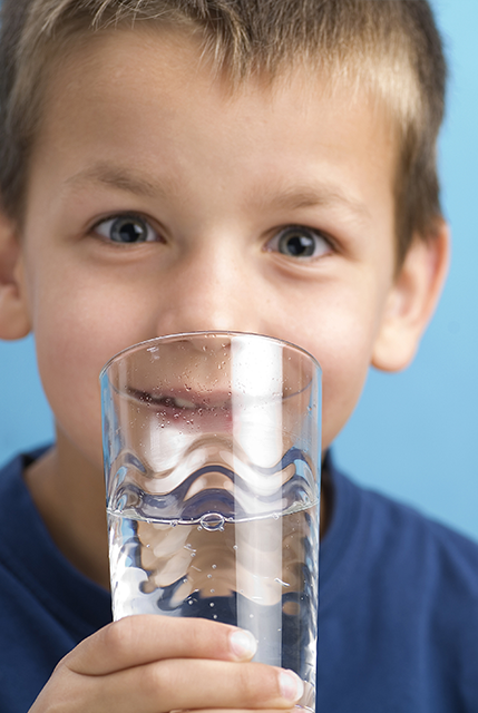 enfant avec verre d'eau